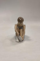 Bing og Grøndahl Figur Dreng tager sok af No. 2199