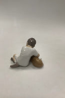 Bing og Grøndahl Figur Dreng med gravhund No. 1951 hvid variation