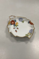 Royal Copenhagen Stel No 93 Hvid Halvblonde m. Blomster og Guldkant Stor Bladformet Asiet