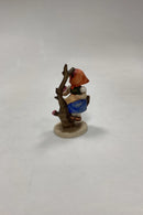 M.J. Hummel Porcelæn Figur af Pige i Træ No. 141