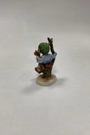 M.J. Hummel Porcelæn Figur af Dreng i Træ No. 142