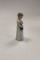 Royal Copenhagen Figur No. 3539 Pige med Dukke