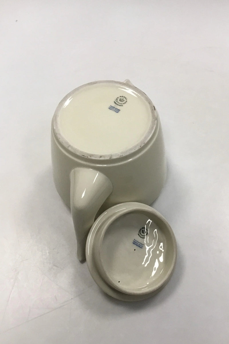 Royal Copenhagen Smooth Cream-colored Pattern with gold edge Teapot No 9534