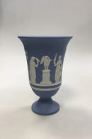 Wedgewood Blå vase på fod med dekoreret med offerkar og Amor. Måler 19 cm(7 31/64 in.)