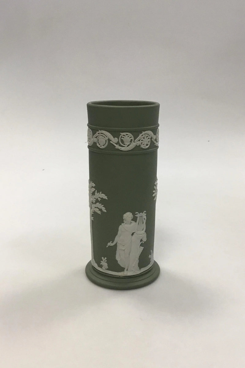 Wedgewood Cylindrisk vase dekoreret med lyrespillende gudinder. Måler 16,5 cm(6 1/2 in.)