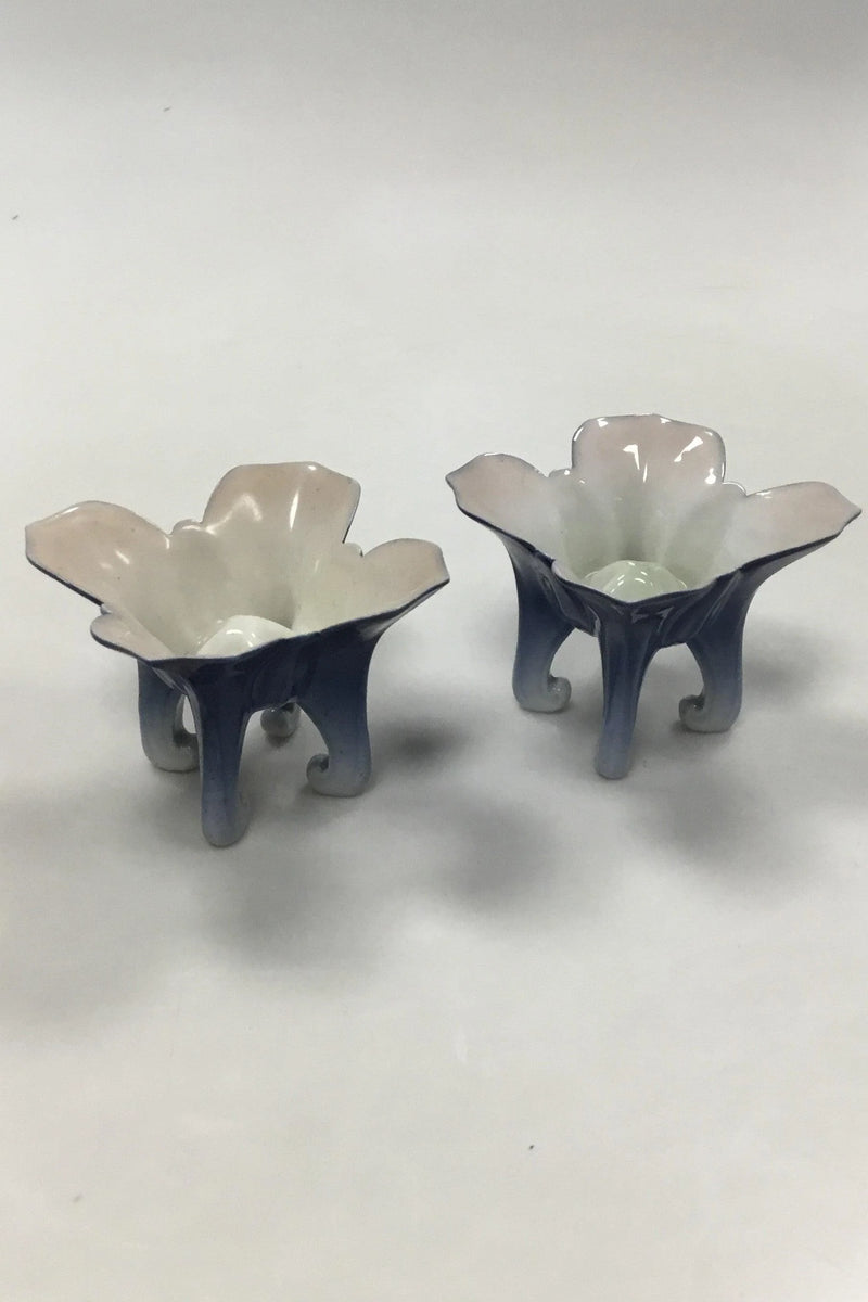 Bing og Grøndahl Art Nouveau To kuvertvaser i form af en blomst, opsat på fire fødder. No 5001