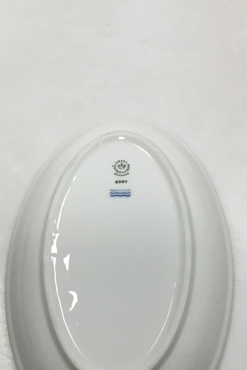 Royal Copenhagen Hotelporcelæn dekoreret med vilde planter Ovalt fad No 6009