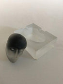 Bertil Vallien for Kosta Boda Todelt Glaskunst med Glas hoved og beholder (askebæger)