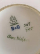 Bing & Grøndahl Lågkrukke No. 367/445 med blomster dekoration af Clara Nielsen