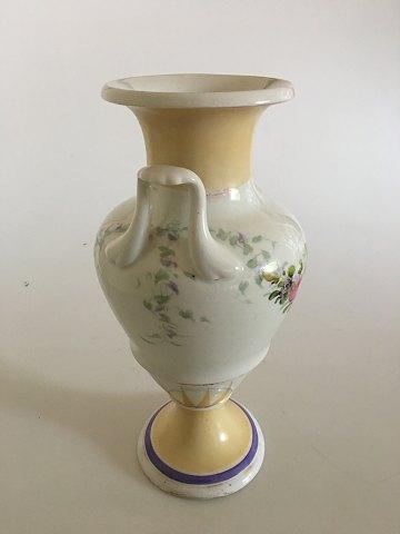 Bing & Grøndahl Tidlig vase med overglasur dekoration.