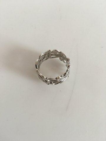 Dirks Blomsterring, 14K hvidguldsring med 3 brillanter. I alt 0.05 ct. W.SI.