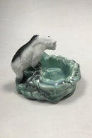 Ditmar Urbach, Tschechoslowakei, Eisbärenfigur an Schuppen im Eis