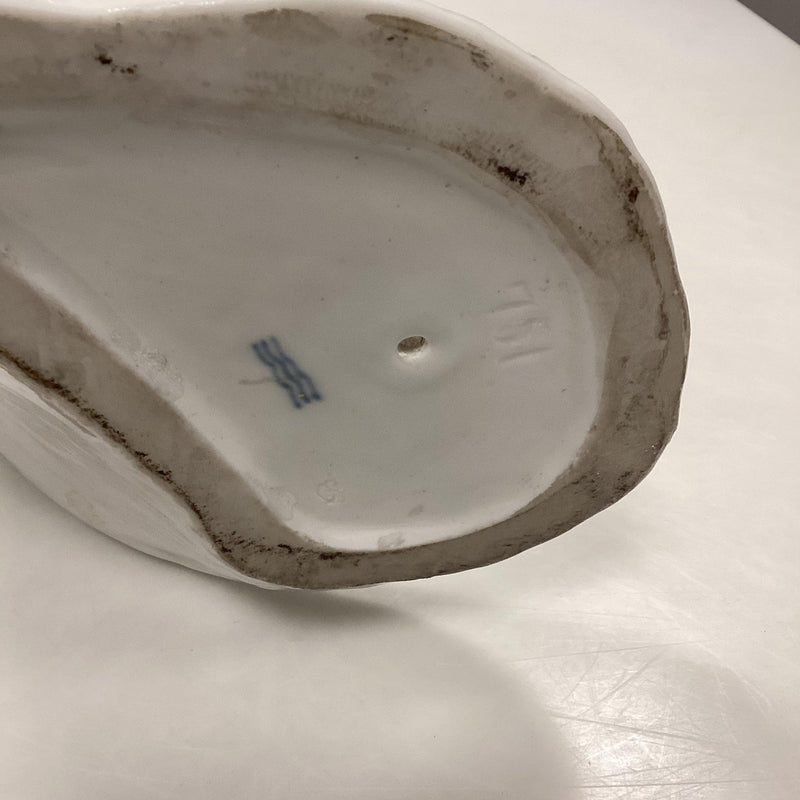 Royal Copenhagen figur af påfugl på kugle. Designet af Arnold Krog.