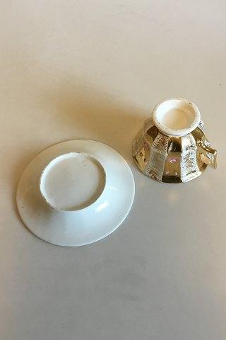 Facetteret kaffekop dekoreret med roser og guld. Antagelig tysk