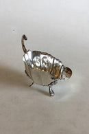 Silbernes Sahnekännchen auf drei Beinen