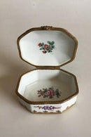 Französische Porzellandose mit vergoldeter Bronzefassung und handgemalten Blumen&