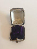 Gammel Boks til guld eller sølv fingerbøl. Udført i læder.