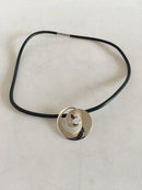 Georg Jensen Sterling Sølv Torun Continuity Vedhæng No 2004 påsat Kæde af sort gummi materiale.