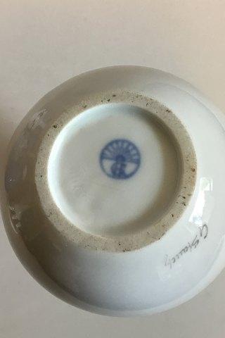 Heubach Lichte Vase dekoreret med to sommerfugle PMN