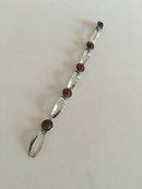 N.E. From armbånd af sterling sølv og rav.