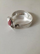 N.E. From ピンクの石を使ったブレスレット