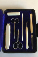 Nagelset/Pediküre-Set im Etui mit schwarzem Skai überzogen. Griffe der Beine