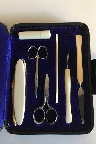 Nagelset/Pediküre-Set im Etui mit schwarzem Skai überzogen. Griffe der Beine