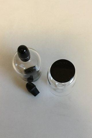 Orrefors Simon Gate To små glasflasker med sort fod og prop af sort glas.