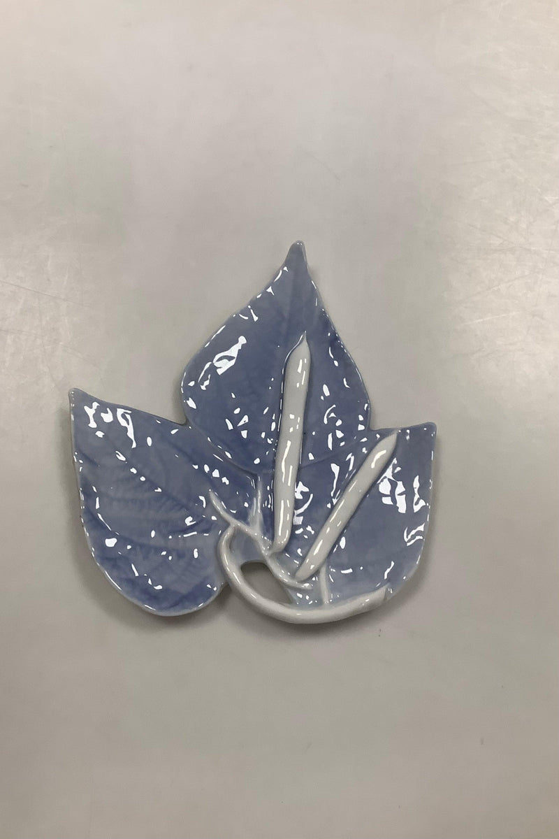 Royal Copenhagen Art Nouveau Skål formet som blad med frugter No 2/7