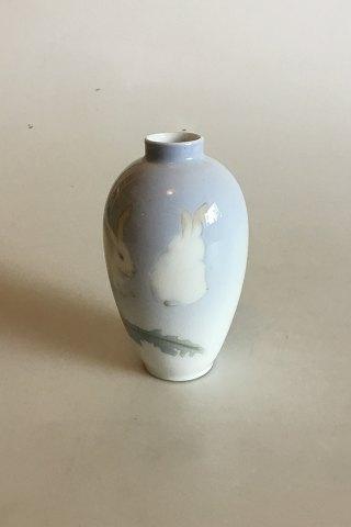 Royal Copenhagen Art Nouveau vase dekoreret med Kaniner No 243/47A