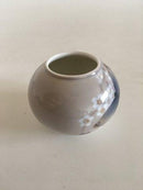 Royal Copenhagen Art Nouveau Vase med blomster og sommerfugl No 1528/42A