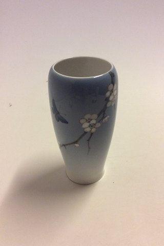 Royal Copenhagen Jugendstil-Vase mit Blondine und Schmetterling Nr. 2301 / 235