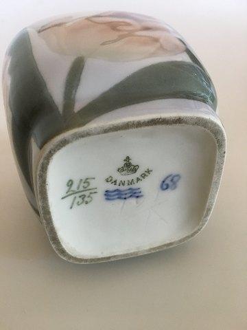 Royal Copenhagen Art Nouveau Vessel Vase No. 215/135 med Tulipan dekoration