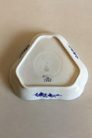 Royal Copenhagen Blå Blomst Svejfet Trekantet Fad No 1526