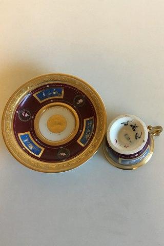 Royal Copenhagen Empirekop i Sevresstil dekoreret med stridsvogne og kvindesilhuet. Fra 1820-1850