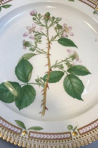 Royal Copenhagen Flora Danica Rundt Fad No 3524 (Pre 1923)