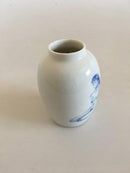 Royal Copenhagen Kleine Unika-Vase mit Motiven von sitzenden nackten Frauen.