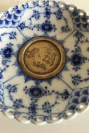 Royal Copenhagen Helblonde Aschenbecher/Teller mit Silbermünze Nr. 1/1009