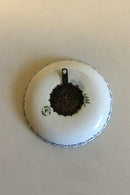 Royal Copenhagen Musselmalet Helblonde Kerzenhalter mit montierter 2-Kronen-Münze mit König Haakon VII von Norwegen&