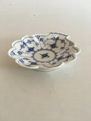 Royal Copenhagen Blauer geriffelter gewölbter Teller mit Henkel Nr. 2013