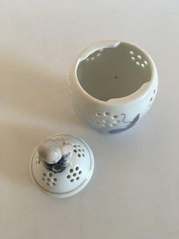 Royal Copenhagen Potpourri Lågkrukke med Dreng/putti på toppen No  790/2303.