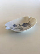 Royal Copenhagen Schale Nr. 1276/960 mit blauer Blume und Schmetterling