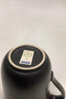 Royal Copenhagen Sort Riflet kop med hank No 497