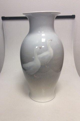 Royal Copenhagen Unika Vase af Gotfred Rode fra den 8. Oktober 1927 med 6 Gæs