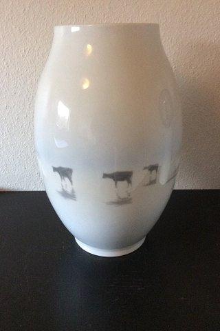 Royal Copenhagen Unika Vase af Karl Sørensen fra 1926 med motiv af mand i båd og køer