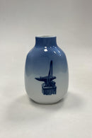 Royal Copenhagen Vase Danske Håndværk - Smed ved Ambolt No. 299005/5582