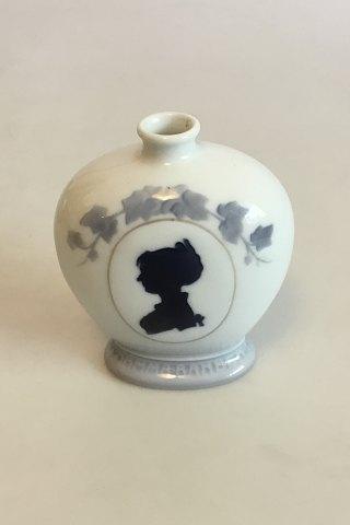 Royal Copenhagen Vase med silhuet af Kamma Rahbek og Knud Lyne Rahbek No 2066 PMN