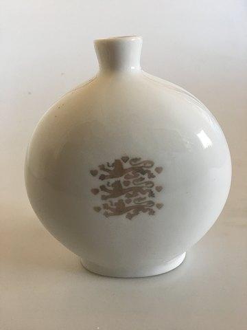 Royal Copenhagen Vase No 1715 med Skibsmotiv og rigsvåbenets tre løver og ni hjerter