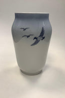 Royal Copenhagen Vase No. 2776/1217 med Landskab og fugle