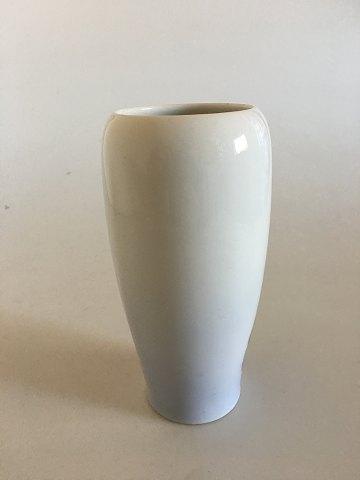 Royal Copenhagen Vase No 727/235 med Blomstermotiv